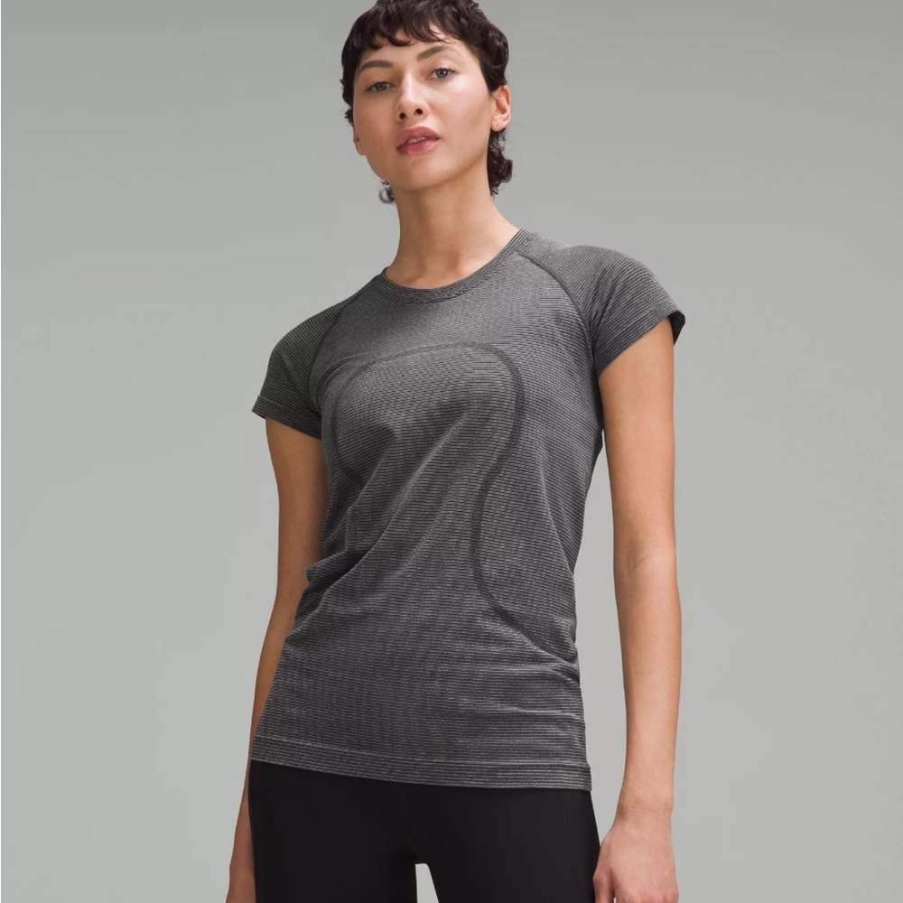 Lululemon Swiftly Tech Short Sleeve 2.0 – Grey, Size 4